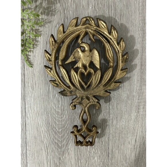 Vintage Cast Iron Trivet Eagle And Heart Americana Gold Tone Country Cottage - Picture 1 of 6